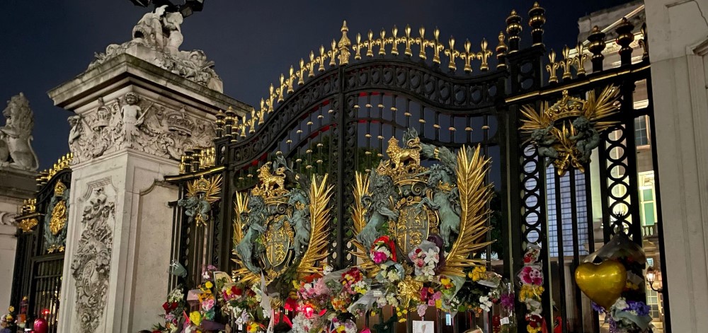 Floral Tributes At Buckingham Palace 1000X500