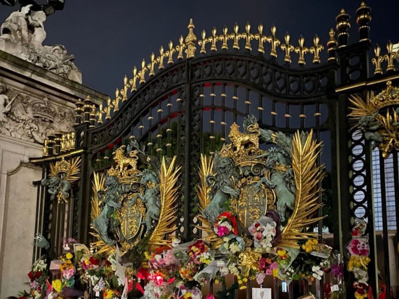 Floral Tributes At Buckingham Palace 1000X500